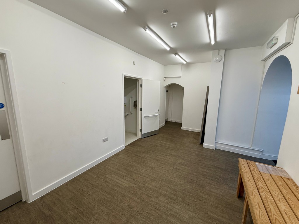 Lot: 78 - VACANT COMMERCIAL PROPERTY IN TOWN CENTRE LOCATION - Lobby area